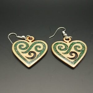 Boucles d’oreilles bois et résine modèle coeur vert.