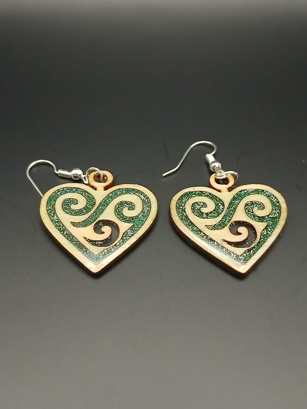 Boucles d’oreilles bois et résine modèle coeur vert.