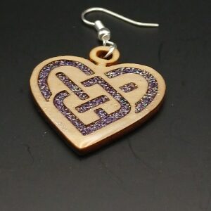 Boucles d’oreilles bois et résine modèle coeur violet