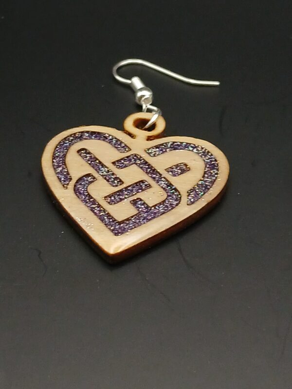 Boucles d’oreilles bois et résine modèle coeur violet