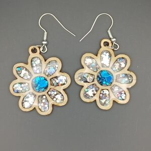 Boucles d’oreilles bois et résine modèle fleur d’été.