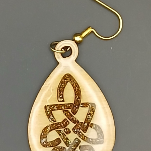 Boucles d’oreilles bois et résine modèle goutte bretonne